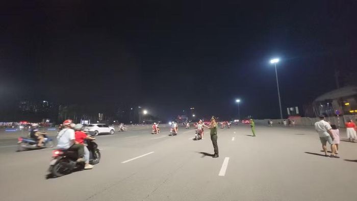 CBCS Công an phường Từ Liêm làm nhiệm vụ phân luồng tại khu vực Quảng trường Mỹ Đình