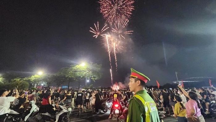 Lực lượng Công an Hà Nội đảm bảo an ninh trật tự trận địa pháo hoa Mỹ Đình