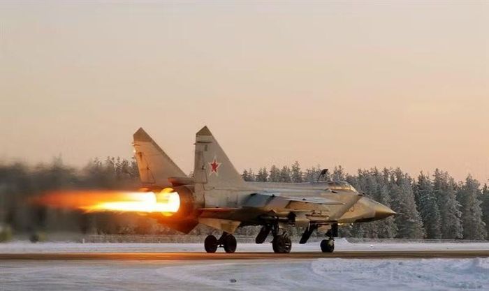 MiG-31 vì thế không cần trở thành một "võ sĩ" giỏi quần vòng. Nó giống một "thợ săn tầm xa": không tìm cách đánh đối thủ trong cuộc đấu vòng tròn, mà cố gắng kết thúc cuộc chạm trán trước khi đối phương có cơ hội áp sát.
