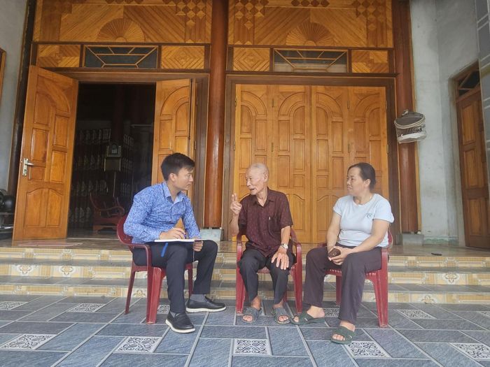 Ông Phan Xuân Hồng và bà Phạm Thị Hòa, Bí thư chi bộ thôn 2/9 trao đổi với phóng viên.