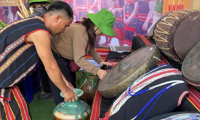 Các vật dụng truyền thống của người Bhnong được trưng bày tạiNgày hội. Ảnh: NT.