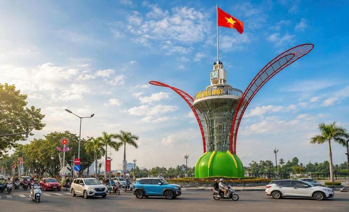 Khu vực vòng xoay trung tâm (phường Thủ Dầu Một) được trang trí rực rỡ dịp lễ Quốc khánh. Ảnh: Q.Định.