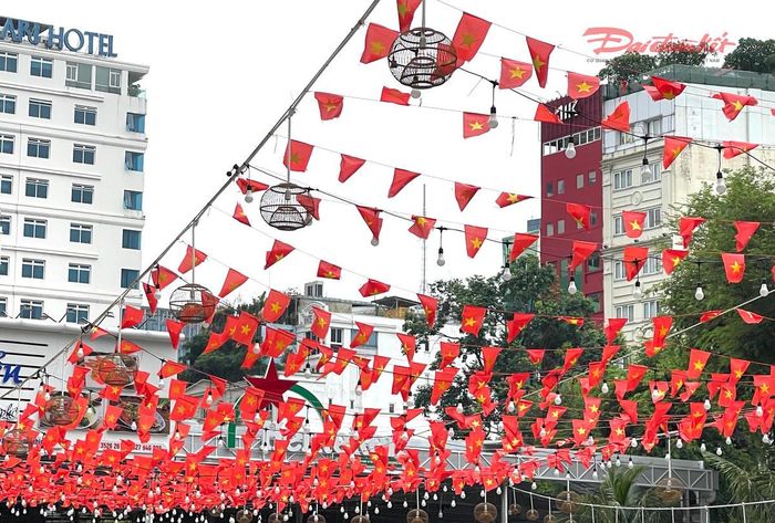Ngoài các địa điểm công cộng thì nhiều địa điểm khác như quán ăn, nhà hàng, khách sạn... cũng được người dân trang trí rực rỡ chào mừng Ngày Quốc khánh. Ảnh: Đ.Xá.