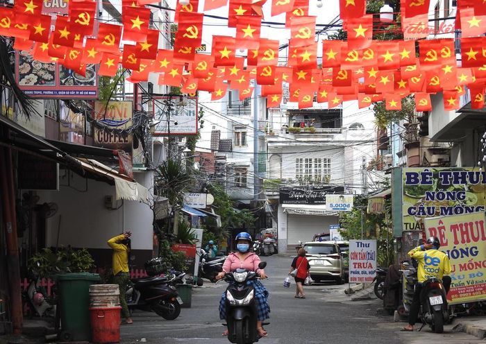 Một tuyến đường ở phường Thông Tây Hội được người dân trang trí bằng hàng trăm lá cờ rực rỡ. Ảnh: Đ.Xá.