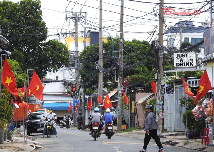 Một tuyến đường ngoại thành ở xã Hóc Môn trang trí cờ hai bên. Ảnh: Đ.Xá.