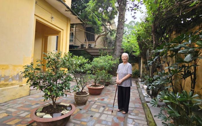 Bà Phan Thị Phúc bên sân nhà. Ảnh: Đạt Lê