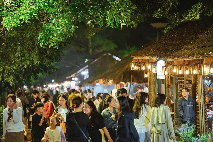 Nhiều điểm vui chơi chất kín người dân ở Măng Đen. Ảnh: BT.