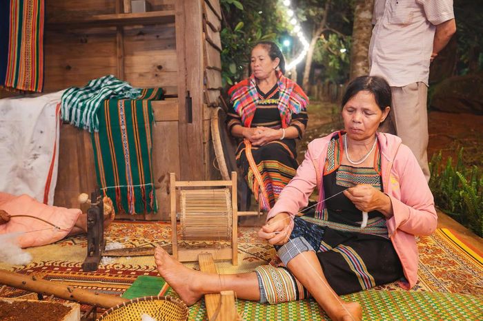 Người dân Măng Đen trưng bày các sản phẩm thủ công, dệt vải. Ảnh: MĐ.