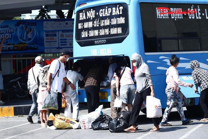 Từng chuyến xe chở đông hành khách lần lượt cập bến, mang theo dòng người trở lại Hà Nội sau kỳ nghỉ lễ.