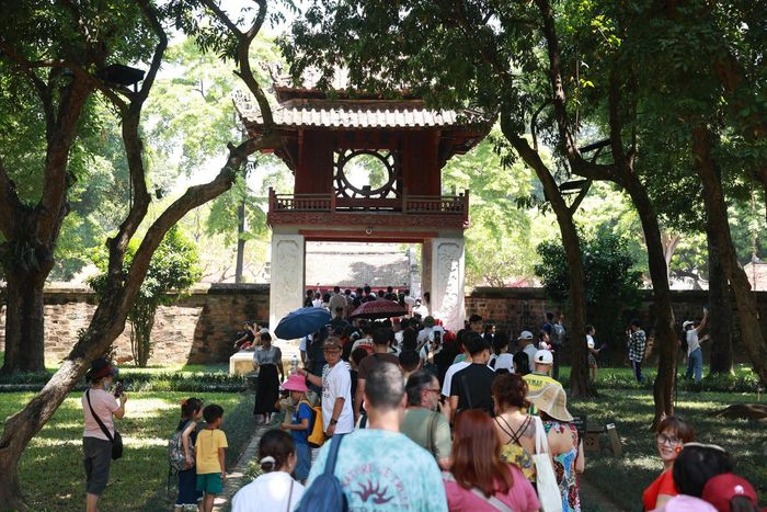 Văn Miếu – Quốc Tử Giám cũng là điểm đến được nhiều gia đình, du khách lựa chọn. Ảnh: Quang Vinh.
