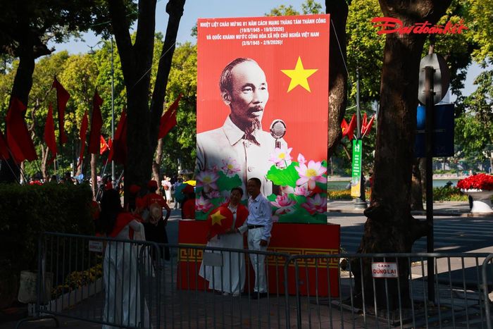 Khu vực quanh Hồ Gươm và những tuyến phố trung tâm trở thành điểm đến thu hút đông đảo người dân. Nhiều người lựa chọn trang phục áo dài, quàng lá cờ Tổ quốc để ghi lại những khoảnh khắc đáng nhớ trong ngày lễ trọng đại của đất nước. Ảnh: Quang Vinh.