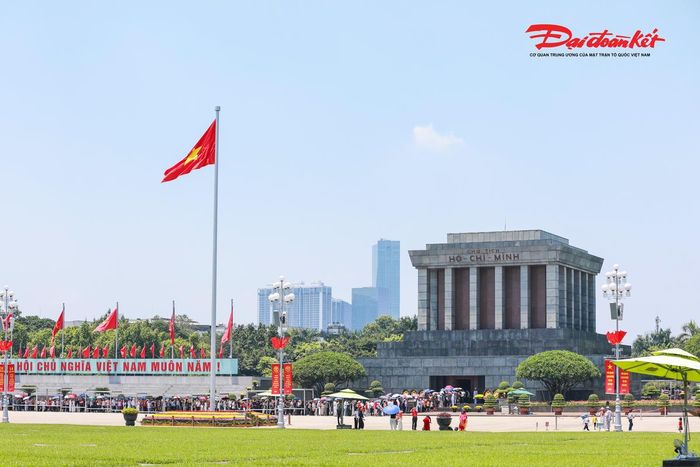 Tại khu vực Lăng Chủ tịch Hồ Chí Minh và Quảng trường Ba Đình, nhiều người dân có mặt từ sớm. Ảnh: Quang Vinh.