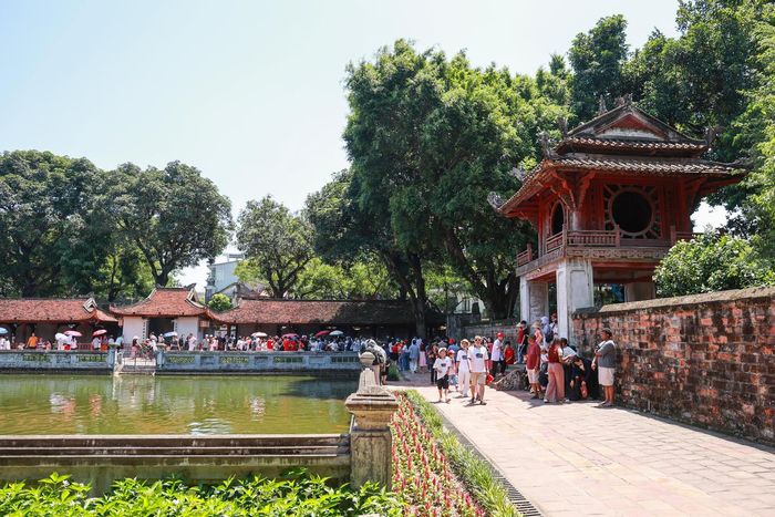 Du khách tham quan Văn Miếu – Quốc Tử Giám, tìm hiểu những giá trị lịch sử, văn hóa của di tích giữa không khí rộn ràng của ngày Quốc khánh. Ảnh: Quang Vinh.