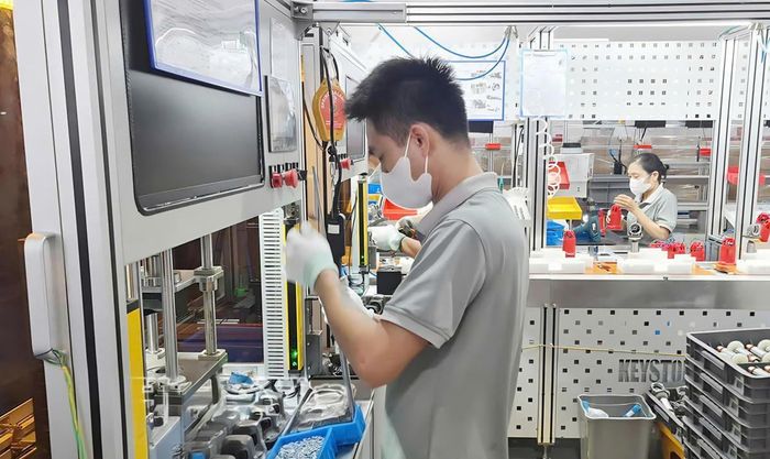 Công nhân làm việc trong nhà máy của Công ty TNHH Keystone Electrical Việt Nam tại KCN Liên Hà Thái. Ảnh: Duy Hưng.
