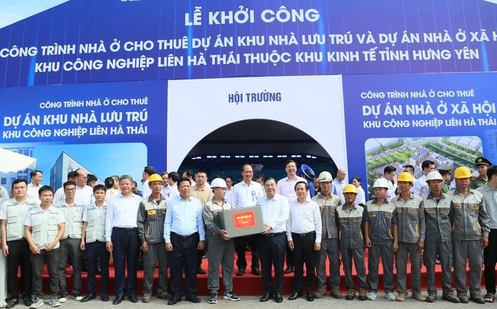 Phó Thủ tướng Thường trực Chính phủ Phạm Gia Túc tặng quà công nhân, người lao động đang làm việc trong KCN Liên Hà Thái nhân lễ khởi công xây dựng dự khu nhà lưu trú trong KCN Liên Hà Thái. Ảnh: Tất Đạt.
