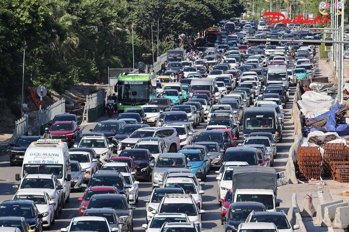 Dòng ô tô, xe máy len lỏi, chen nhau di chuyển trong dòng phương tiện đông đúc.