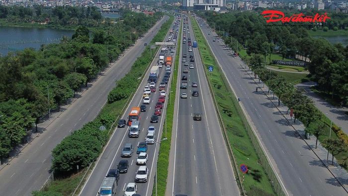 Càng về cuối chiều, dòng phương tiện hướng vào nội thành càng đông. Các tuyến đường cửa ngõ Hà Nội tiếp tục 'căng mình' đón dòng xe trở lại, khép lại kỳ nghỉ lễ Quốc khánh 2/9.