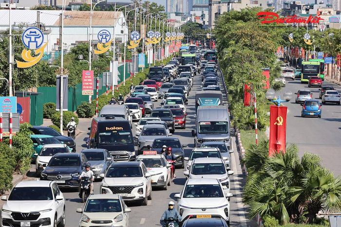 Theo ghi nhận của PV Báo Đại đoàn kết, chiều 2/9, lượng phương tiện hướng vào trung tâm Hà Nội bắt đầu gia tăng mạnh. Nhiều ô tô, xe máy chở theo hành lý, đồ đạc và quà quê nối dài trên các tuyến cửa ngõ Thủ đô.