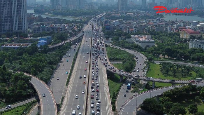Tuyến đường Vành đai 3, phương tiện tăng đột biến, dòng xe nối dài, di chuyển chậm. Càng về cuối buổi chiều, mật độ phương tiện càng cao, khiến giao thông qua khu vực càng khó khăn.