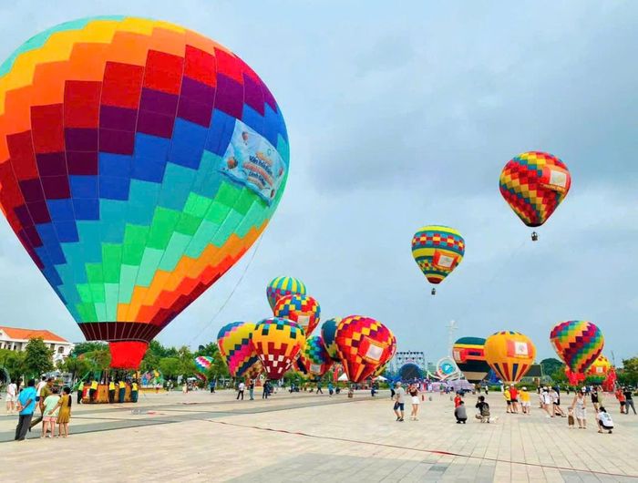 Theo Sở Văn hóa, Thể thao và Du lịch tỉnh Cà Mau, lượng khách tăng mạnh có sự đóng góp của Lễ hội Khinh khí cầu. Ảnh Nguyễn Du