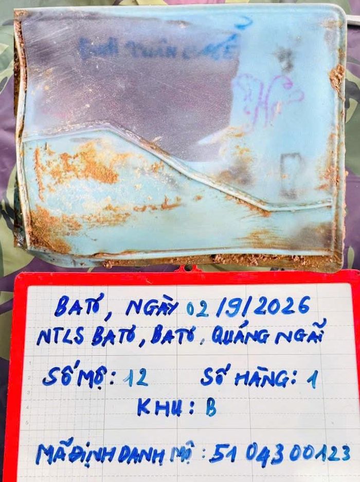 Chiếc ví da ghi tên Đinh Xuân Mễ được tìm thấy tại phần mộ số 12, hàng 1, khu B, Nghĩa trang Liệt sĩ Ba Tơ. Ảnh: QS.