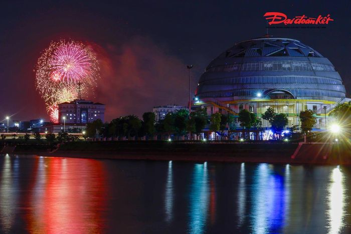 Đúng 21h, những loạt pháo hoa đầu tiên đồng loạt bừng sáng, tạo nên nhiều hình ảnh rực rỡ trên bầu trời đêm.