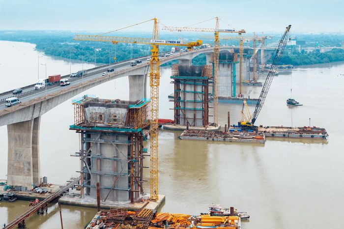 Trên công trường dự án mở rộng cao tốc TP.HCM - Long Thành, liên danh nhà thầu tổ chức làm việc liên tục trong những ngày nghỉ lễ, bố trí nhân sự 24/24. Ảnh: Đèo Cả.