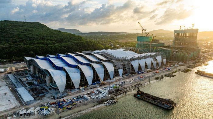 Hệ mái mô phỏng 13 nhịp sóng biển tại Trung tâm Hội nghị APEC đang được gấp rút hoàn thiện. Ảnh: TDC.