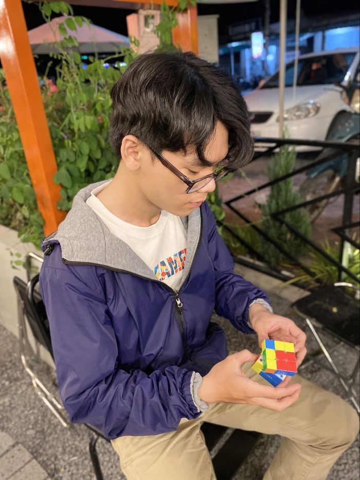 Rubik 3x3 một tay là nội dung Phong dành nhiều năm luyện tập và liên tục cải thiện thành tích.