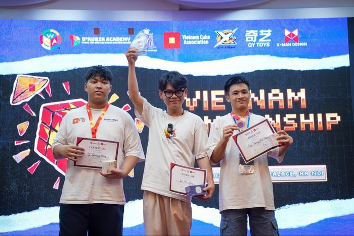 Phong (ở giữa) dành nhiều năm thi đấu tại các giải rubik, từ những sân chơi đầu tiên đến các giải vô địch cấp quốc gia.