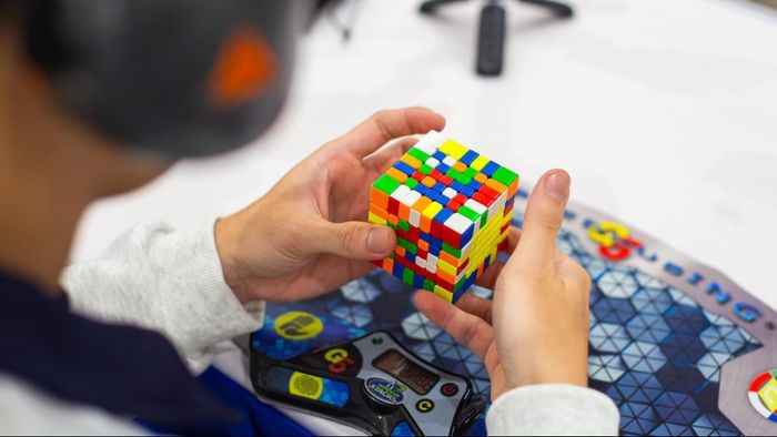 Từ khối rubik 15.000 đồng năm lớp 3, Phong theo đuổi bộ môn này hơn một thập kỷ.