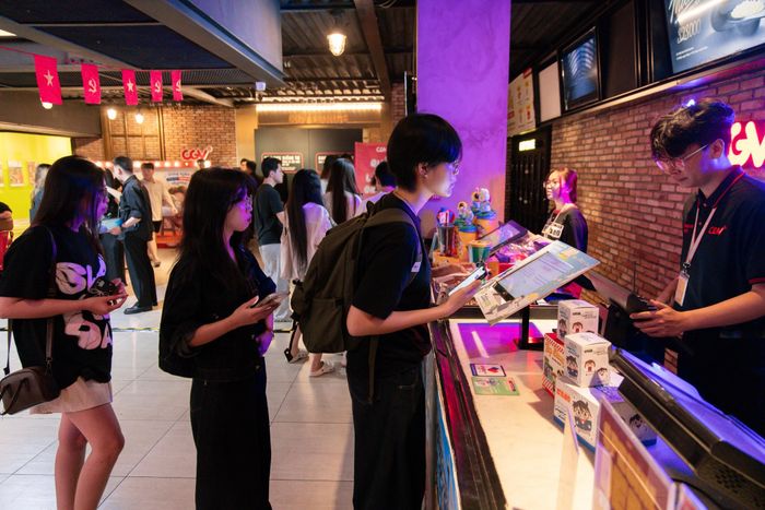 Tại một số cụm rạp ở trung tâm thành phố như DCINE Bến Thành, Beta Cinemas Trần Quang Khải, CGV Sư Vạn Hạnh hay Galaxy Nguyễn Du, nhiều suất chiếu duy trì sức mua ổn định. Khu vực sảnh, quầy vé và quầy bắp nước thường xuyên có khách chờ đến lượt trước giờ phim bắt đầu. 