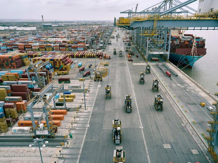  Cần cẩu và container tại cảng London Gateway. Hơn 280 triệu chuyến vận chuyển container đã được thực hiện giữa các thị trường thế giới năm ngoái. Ảnh: FT. 