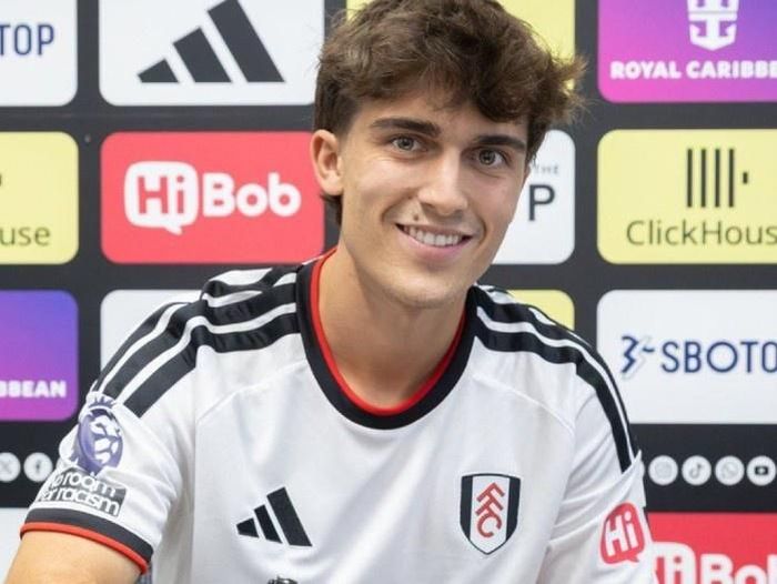 Sau Gonzalo Garcia và Palacios, Fulham chiêu mộ thêm cầu thủ trẻ thứ ba của Real Madrid, đó là Manuel Angel. Mức phí của thương vụ chưa được tiết lộ nhưng "Los Blancos" sẽ được hưởng phần trăm đáng kể nếu đối tác bán Angel trong tương lai.
