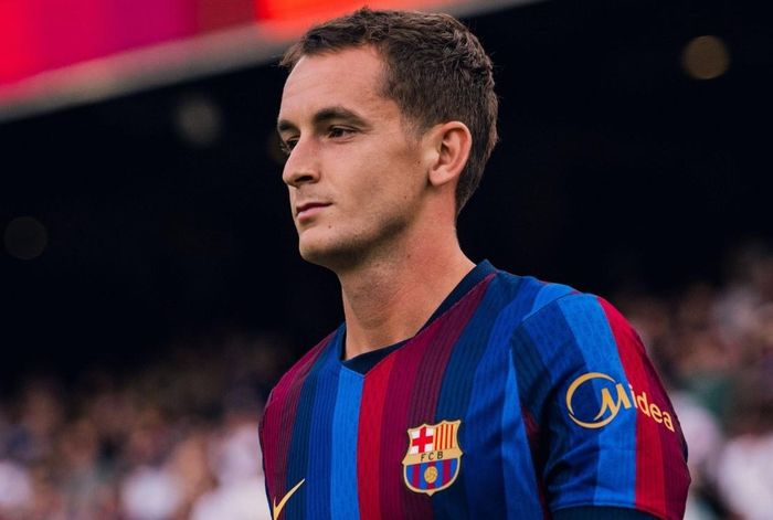 Tiền vệ Marc Casado rời Barcelona, đầu quân cho Deportivo theo dạng cho mượn trong một mùa, kèm tùy chọn mua đứt với giá 30 triệu euro vào hè năm sau.