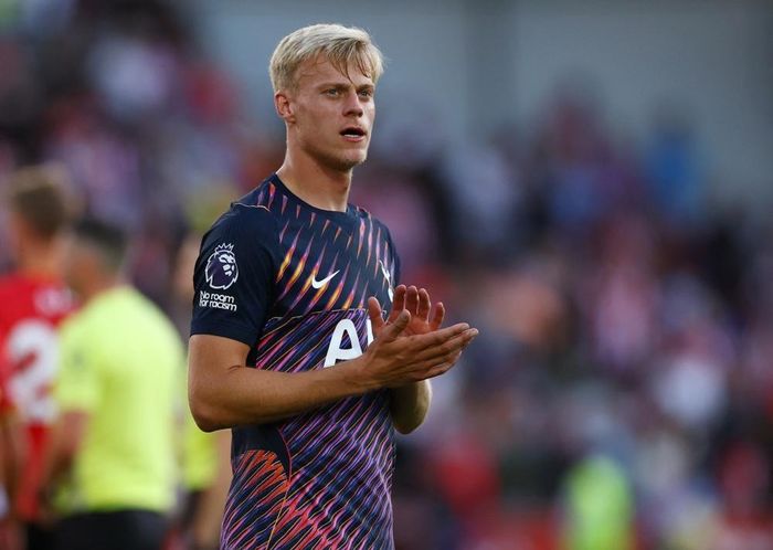  Spurs bỏ ra số tiền tương tự Chelsea để đưa trung vệ Jan Paul van Hecke về sân Tottenham Hotspur, qua đó biến anh thành tân binh thứ ba của đội bóng ở hè 2026. Mức phí này là con số cố định và không kèm bất kỳ khoản phụ phí hay tiền thưởng nào. Ảnh: Reuters. 