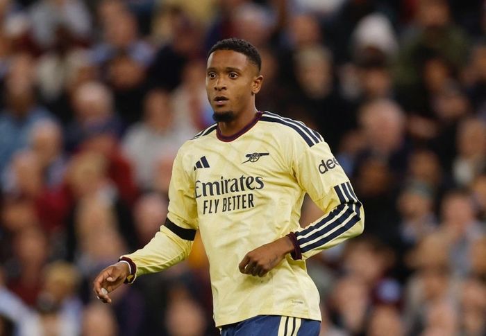  Arsenal cũng mạnh tay gia cố hàng thủ khi đưa Ezri Konsa về từ Aston Villa nhằm khỏa lấp khoảng trống William Saliba để lại sau chấn thương tại World Cup 2026. Nhà đương kim vô địch Premier League phải chi đến 55 triệu bảng cho trung vệ tuyển Anh. Ảnh: Reuters. 
