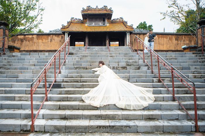Đội ngũ của Lam chụp bộ ảnh "chạy xuyên không", "ngã cầu thang" tại Lăng Tự Đức, Huế, ngày 1/9.