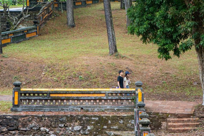 Lăng Tự Đức có kiến trúc cầu kỳ, phong cảnh sơn thủy hữu tình với gần 50 công trình ở cả hai khu vực tẩm điện và lăng.