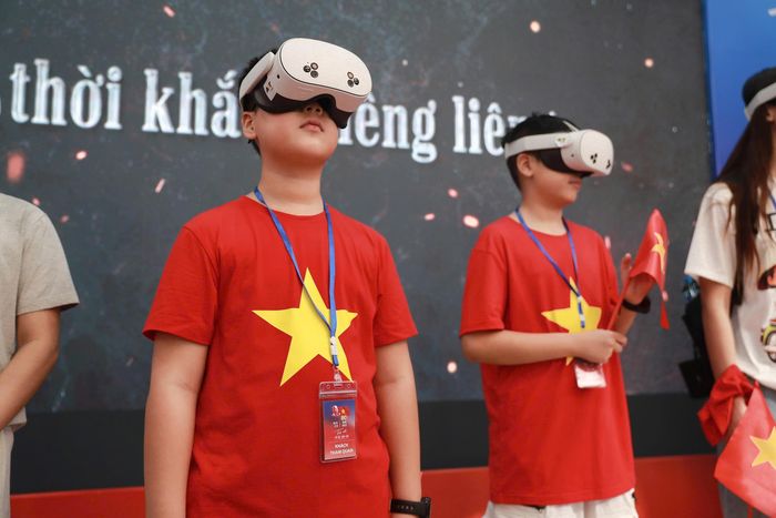 Công chúng được trải nghiệm chương trình với công nghệ thực tế ảo (VR) tại Hà Nội, 8/2025. Ảnh: BTC.
