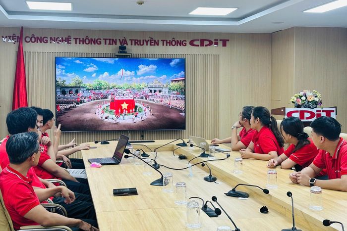  Nhóm thực hiện đưa ra các phương án để hoàn thiện sản phẩm mang đến cho người dân Việt Nam trải nghiệm. Ảnh: NVCC. 