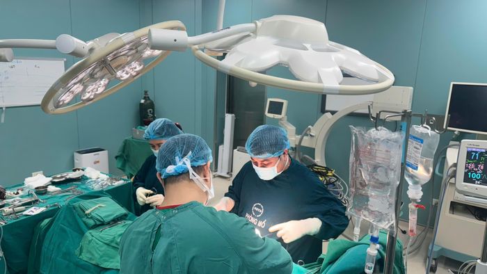 Các bác sĩ phẫu thuật cho bệnh nhân. Ảnh: BVCC.