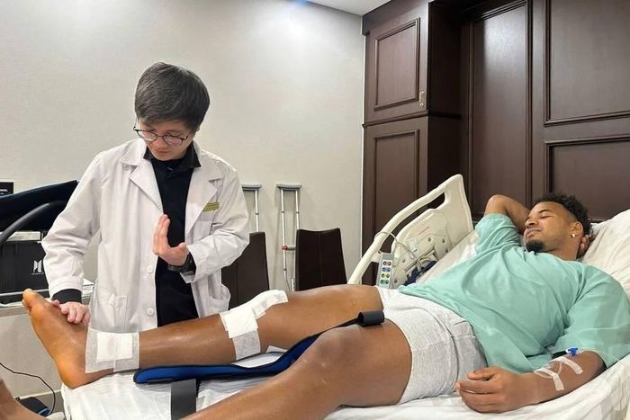  "Khi biết cái giá phải trả cho cả một hành trình, bạn sẽ không bao giờ gọi thành quả đạt được là 'chỉ thêm một chiến thắng nữa'", Marcele viết. Nàng WAG cũng gợi nhắc về thời điểm Xuân Son gặp chấn thương nghiêm trọng tại chung kết ASEAN Cup 2024, khiến anh phải phẫu thuật và nghỉ thi đấu thời gian dài. Tại ASEAN Cup năm nay, anh đã trở lại ấn tượng, chia sẻ danh hiệu Vua phá lưới cùng Nguyễn Đình Bắc. 