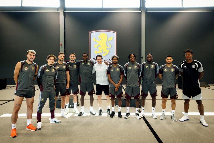 HLV Emery chụp ảnh cùng dàn tân binh Aston Villa.