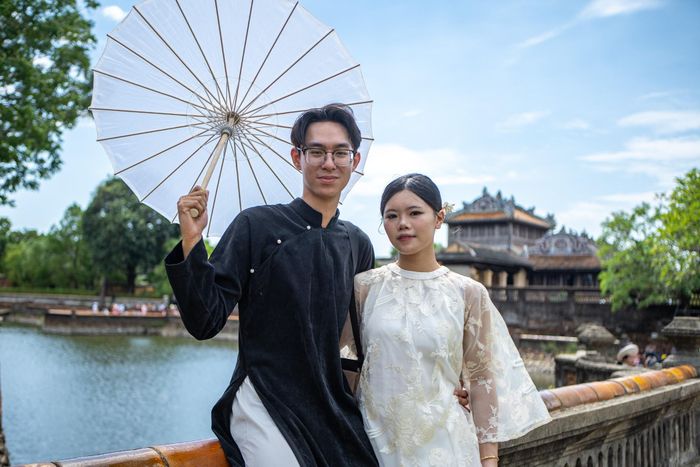  Đào Mai Phương, 23 tuổi, và bạn trai Thành Hưng, 24 tuổi, từ Hà Nội đến Huế ngày 31/8, dự định lưu trú ba ngày hai đêm. Do hai ngày đầu có mưa, cặp đôi mới tham quan được một số điểm như cung An Định và lăng Tự Đức. Ngày 2/9, hai du khách tới Đại nội Huế chụp ảnh. Mai Phương ấn tượng với kiến trúc của Điện Kiến Trung, muốn ghé thăm sau khi biết công trình xuất hiện trong bộ phim điện ảnh Hoàng hậu cuối cùng. "Lượng khách tại Đại nội đông hơn ngày thường nhưng không quá đông so với tưởng tượng", nữ du khách nói. 