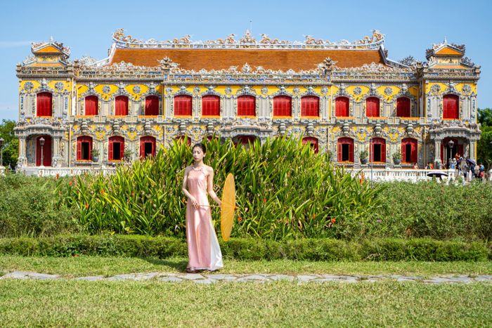  Mặt tiền điện Kiến Trung trang trí khảm gốm sứ nhiều màu sắc - đặc trưng cho loại hình nghệ thuật cung đình từng đạt đến đỉnh cao dưới thời vua Khải Định. Sau khi vua Bảo Đại lên ngôi, ngôi điện được tu sửa lại với nhiều tiện nghi và là nơi duy nhất trong hoàng cung có bồn tắm theo kiểu phương Tây. Đây cũng là nơi Hoàng hậu Nam Phương hạ sinh Hoàng thái tử Bảo Long. 