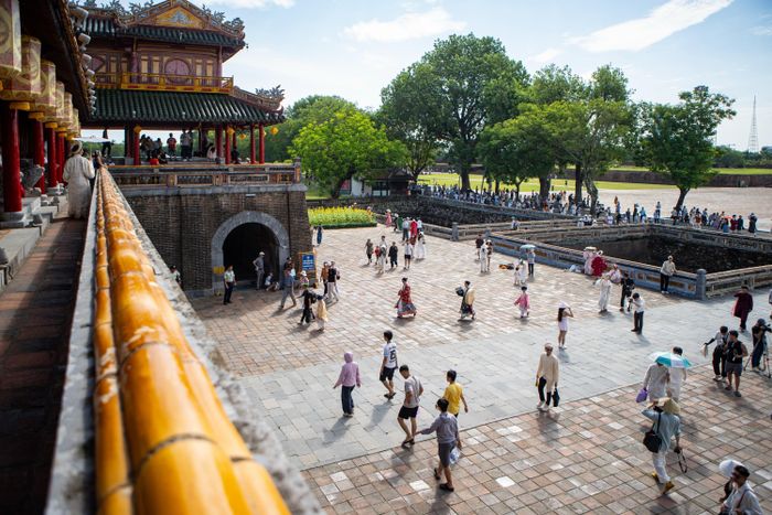  Trung tâm Bảo tồn Di tích Cố đô Huế cho biết chương trình miễn vé tham quan cho công dân Việt Nam kéo dài 7h-17h30 ngày 2/9. Du khách chỉ cần xuất trình căn cước công dân khi đến các điểm gồm Đại nội, lăng Tự Đức, lăng Minh Mạng, lăng Khải Định, cung An Định, điện Hòn Chén, Bảo tàng Cổ vật Cung đình Huế. 