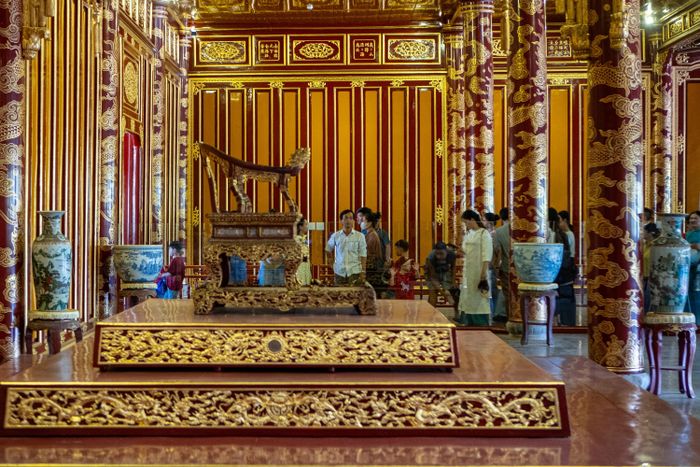  Tại Điện Thái Hòa, nhiều du khách tập trung chiêm ngưỡng ngai vua triều Nguyễn. Bảo vật quốc gia này đã được phục chế hoàn chỉnh sau hơn một năm kể từ khi bị phá hoại. Điện Thái Hòa là công trình quan trọng trong Hoàng cung triều Nguyễn, từng là nơi diễn ra các đại lễ và cuộc họp đại triều với sự tham gia của nhà vua, hoàng thân quốc thích và các đại thần. Đây cũng là cung điện rộng lớn, uy nghi, tráng lệ nhất trong hệ thống kiến trúc cung đình còn lại ở Huế.