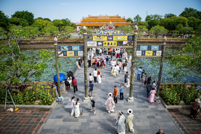  Du khách thuê cổ phục chụp ảnh trong Đại nội Huế. Nhiều người cho biết đây là trải nghiệm thú vị, khó quên và "nên thực hiện" một lần trong đời nếu có dịp đến Huế. Minh Hiền (30 tuổi) đưa gia đình khoảng 10 người từ Hà Nội vào Huế tham quan. Biết các điểm di tích miễn phí vé trong ngày 2/9, các thành viên có mặt tại Đại nội từ 7h, khi thời tiết còn mát mẻ và lượng khách chưa quá đông. "Nhờ vậy, cả đoàn có thời gian tham quan thoải mái trước khi khu di tích trở nên đông hơn", Hiền nói với Tri Thức - Znews. 