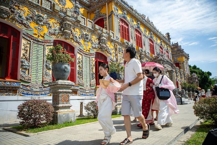 Du khách tập trung đông bên trong điện Kiến Trung. Công trình được vua Khải Định xây dựng giai đoạn 1921-1923 làm nơi sinh hoạt trong hoàng cung. Đây cũng là nơi vua Khải Định băng hà ngày 6/11/1925.